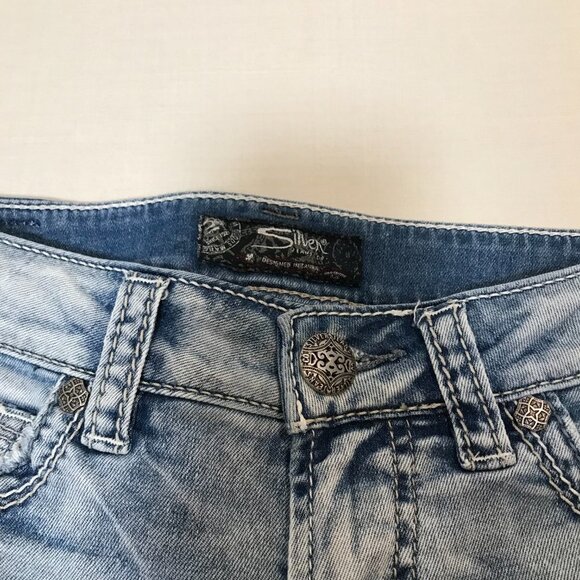 Silver - Tuesday light wash boyfriend Jean Short - Size 25 - Picture 3 of 8